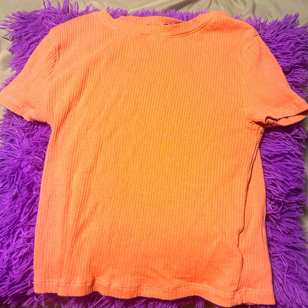 orange baby tee🧡